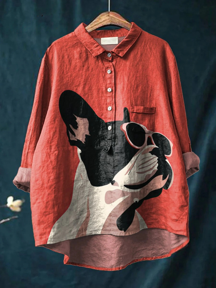 Samantha | Pattern decorativo di Bulldog Francese con occhiali da sole su sfondo rosso Camicia casual