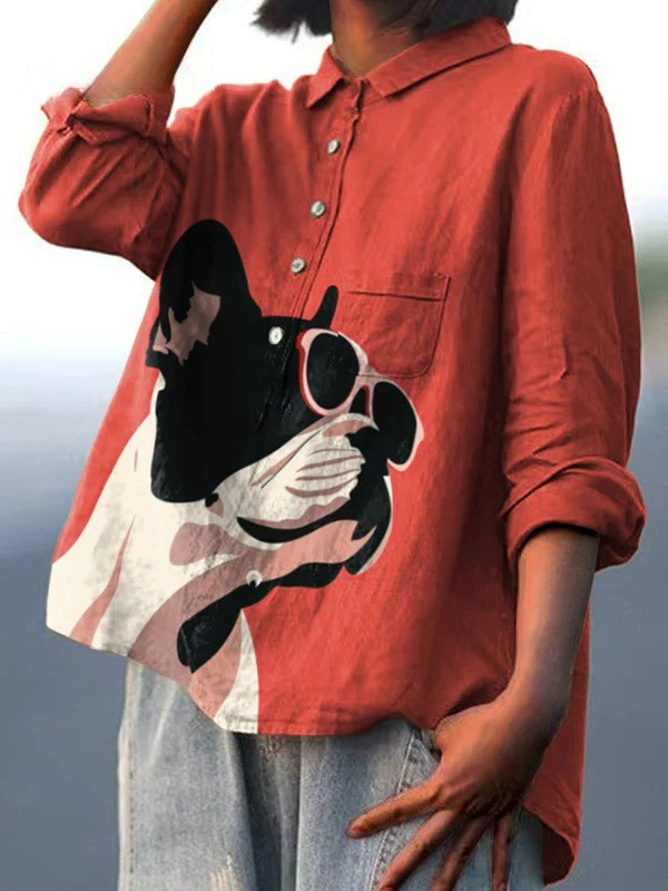 Samantha | Pattern decorativo di Bulldog Francese con occhiali da sole su sfondo rosso Camicia casual