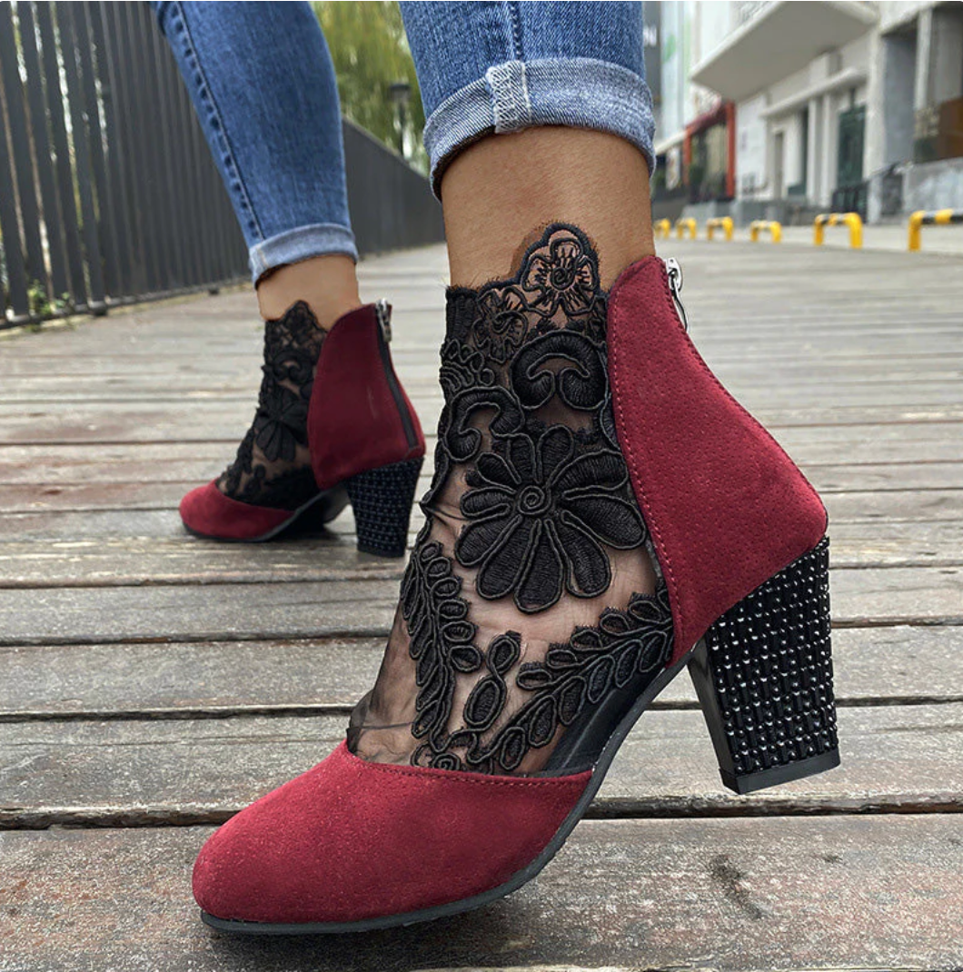 stivaletti Camy con dettagli in pizzo chic